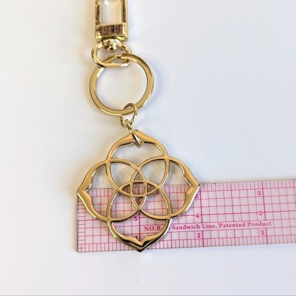 Kendra Scott Dira Keychain Medallion Logo Key Holder in Gold - Picture 6 of 6